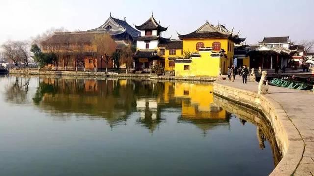 66岁洪金宝与妻子十指紧扣亮相红毯,大步走路身体已逐渐康复!